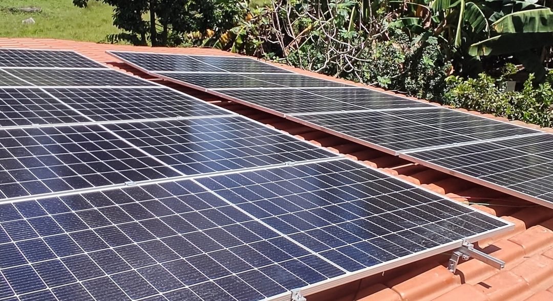 Usina de energia solar instalada pela Photongrid em telhado de fazenda em Dionísio, MG