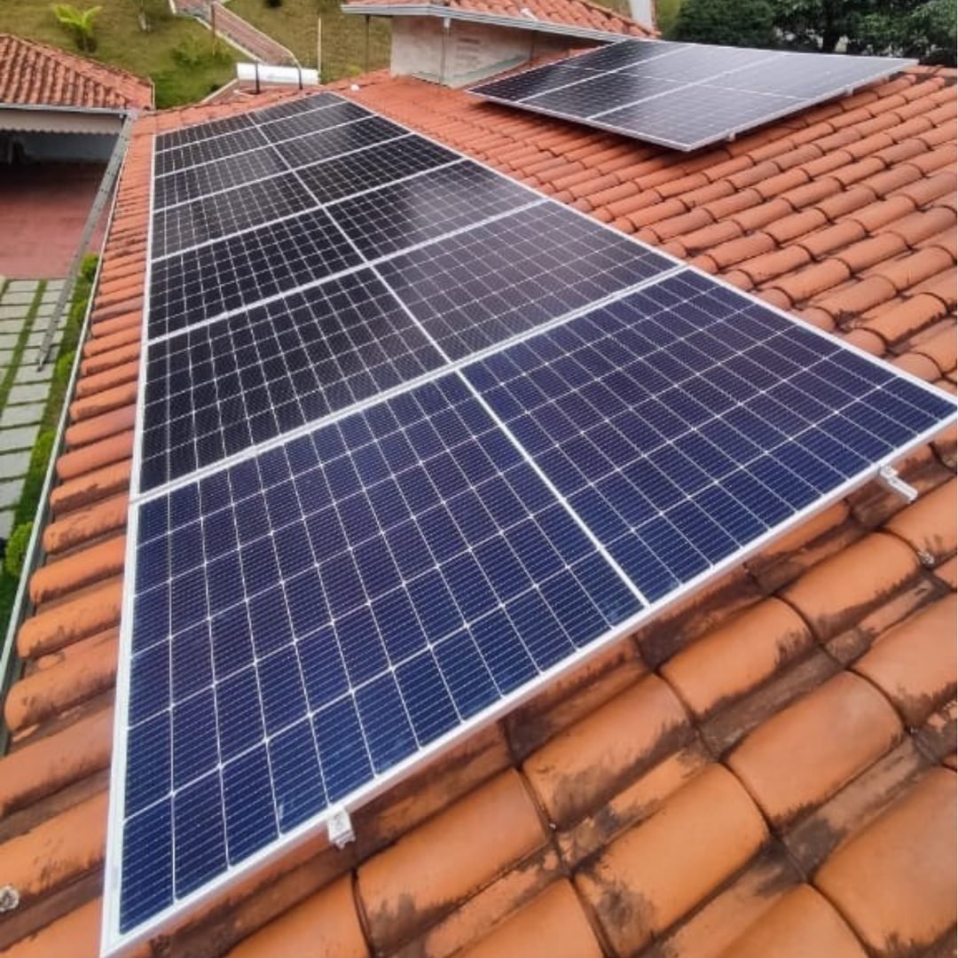 Usina de energia solar instalada pela Photongrid em telhado de casa em Santa Maria de Itabira, MG